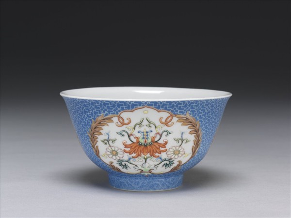 琺瑯彩藍地開光花卉小碗