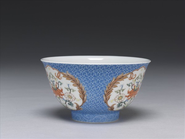 琺瑯彩藍地開光花卉小碗