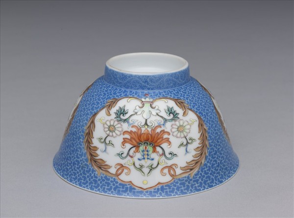 琺瑯彩藍地開光花卉小碗