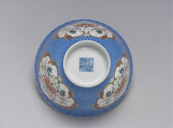 琺瑯彩藍地開光花卉小碗