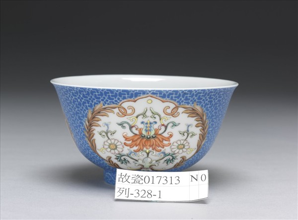 琺瑯彩藍地開光花卉小碗