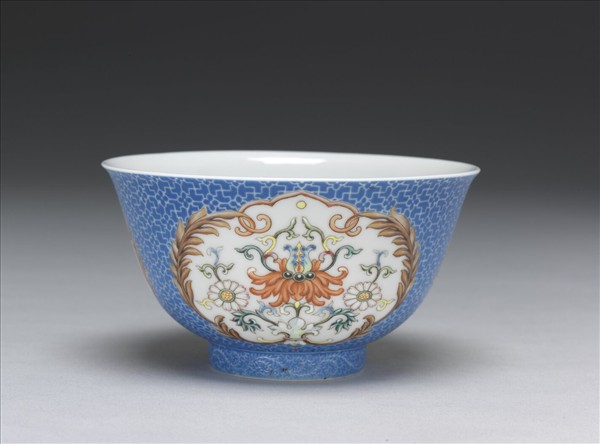 琺瑯彩藍地開光花卉小碗