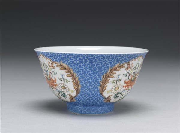 琺瑯彩藍地開光花卉小碗