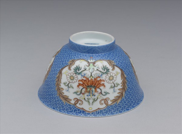 琺瑯彩藍地開光花卉小碗