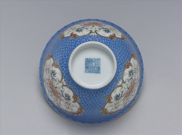 琺瑯彩藍地開光花卉小碗