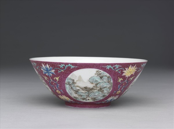 洋彩洋紅地開光四季山水碗