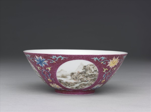 洋彩洋紅地開光四季山水碗