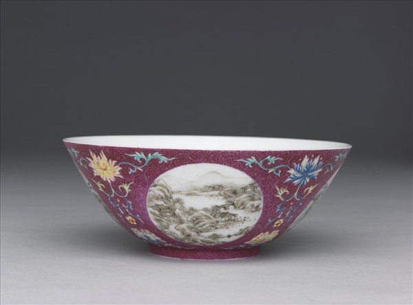 洋彩洋紅地開光四季山水碗