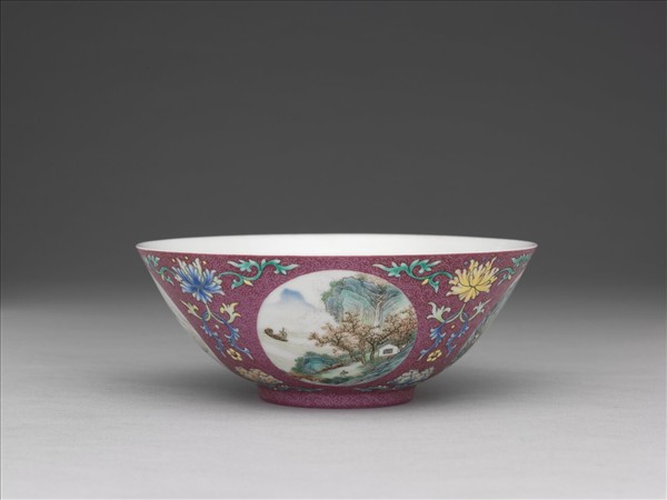 琺瑯彩紅錦地開光四季山水圖碗