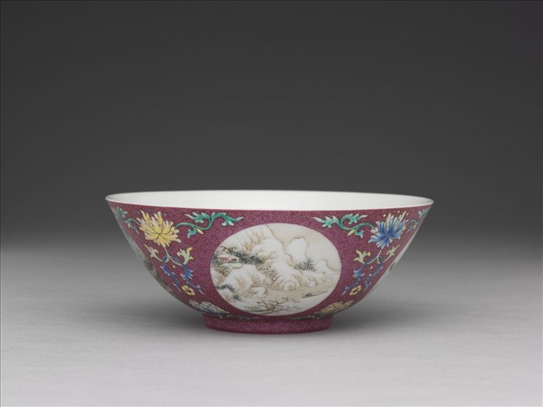 琺瑯彩紅錦地開光四季山水圖碗