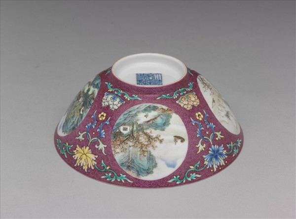 琺瑯彩紅錦地開光四季山水圖碗