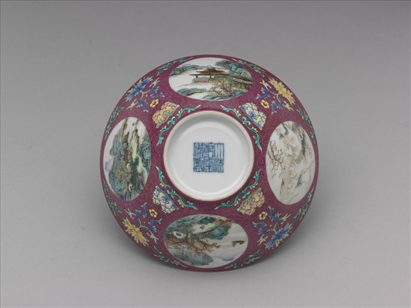 琺瑯彩紅錦地開光四季山水圖碗