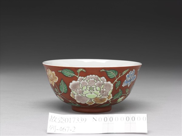 洋彩紅地牡丹紋碗