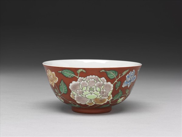洋彩紅地牡丹紋碗