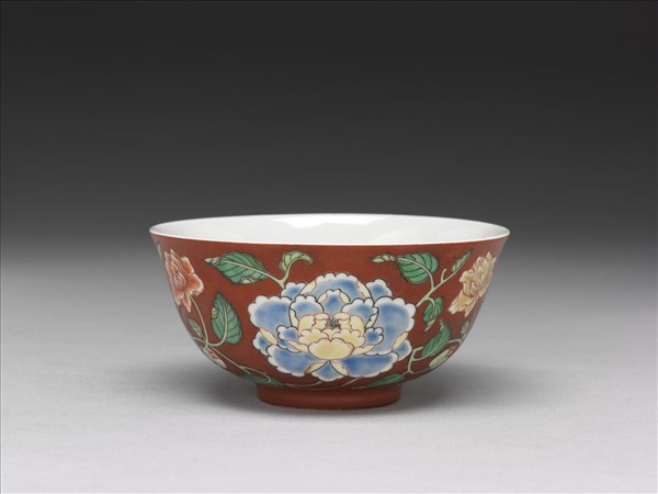 洋彩紅地牡丹紋碗