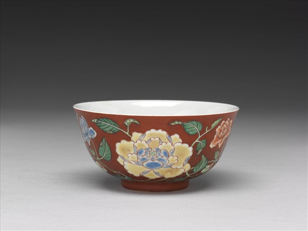 洋彩紅地牡丹紋碗