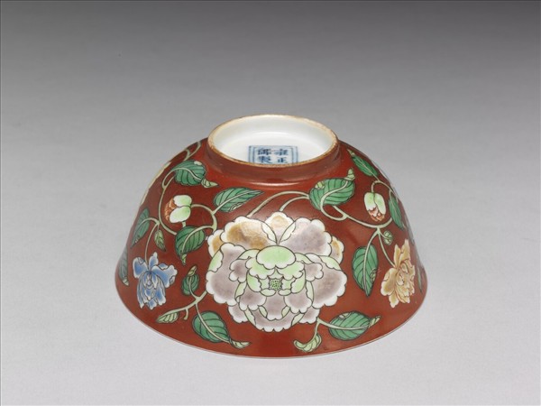 洋彩紅地牡丹紋碗