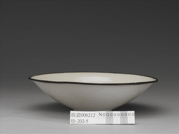 定窯 白瓷劃花蓮紋碗