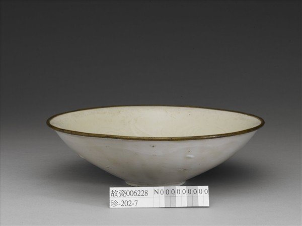 定窯 白釉劃花蓮花紋碗