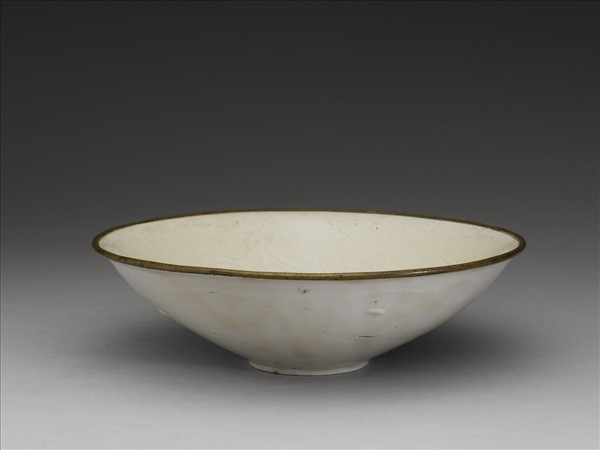 定窯 白釉劃花蓮花紋碗