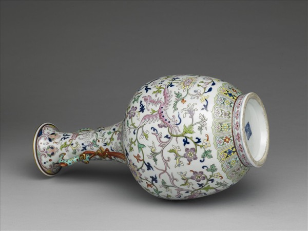 粉彩穿花鳳紋如意耳瓶