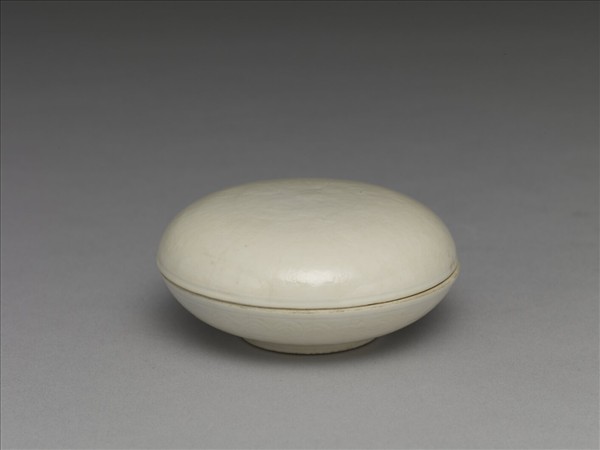 白瓷劃花菊花紋印泥盒