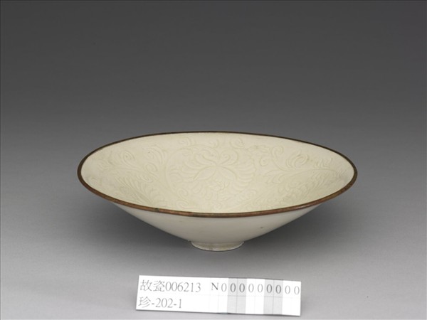 定窯 白瓷劃花牡丹紋碗