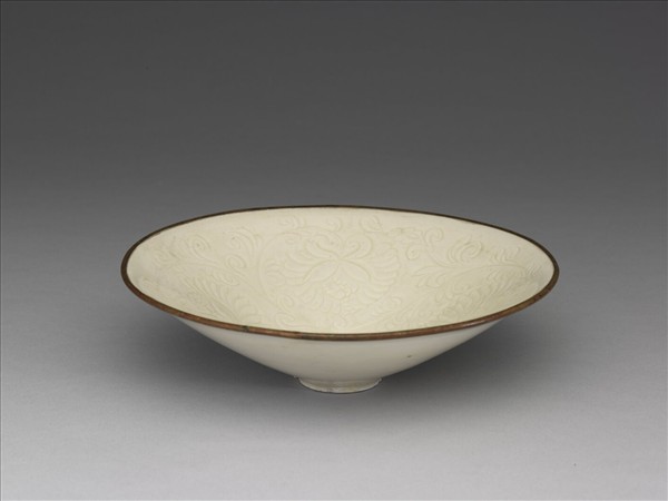 定窯 白瓷劃花牡丹紋碗