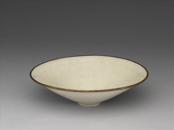 定窯 白瓷劃花牡丹紋碗