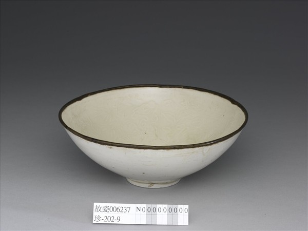 定窯 白瓷印花分格竹石棲鶴紋碗