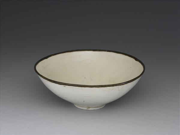 定窯 白瓷印花分格竹石棲鶴紋碗