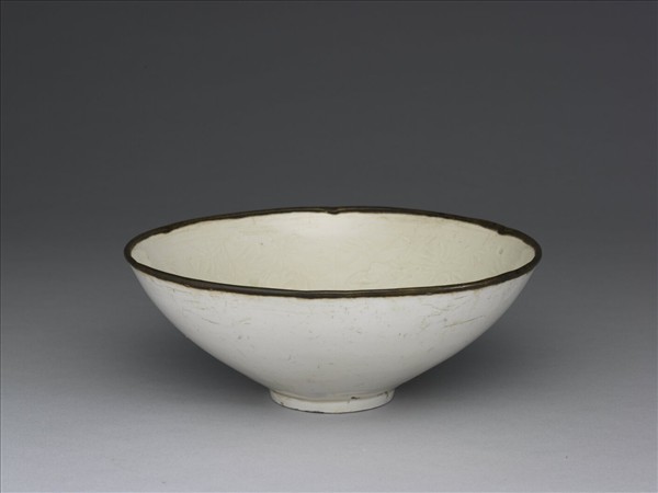 定窯 白瓷印花分格竹石棲鶴紋碗