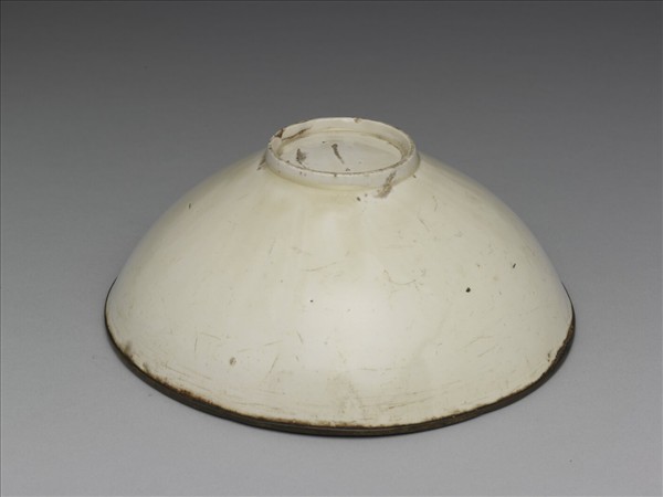 定窯 白瓷印花分格竹石棲鶴紋碗