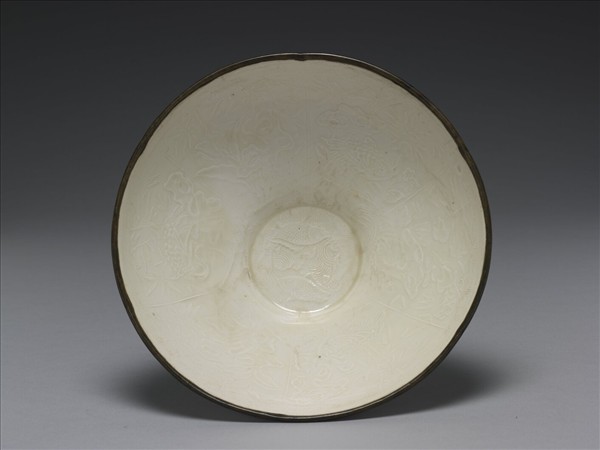 定窯 白瓷印花分格竹石棲鶴紋碗