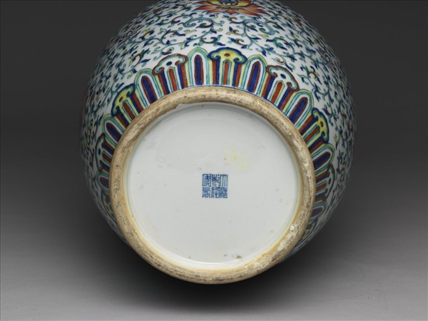 鬥彩番蓮八寶紋螭耳瓶