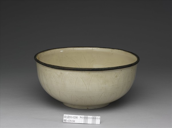 定窯 白瓷劃花蓮花紋碗