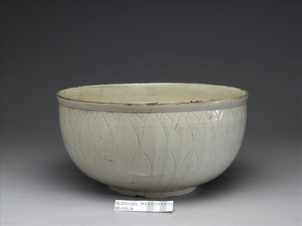 定窯 白瓷劃花魚藻紋碗