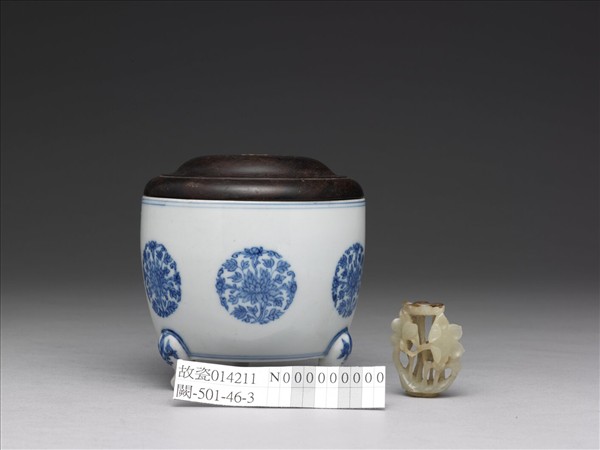 青花團花紋三足爐