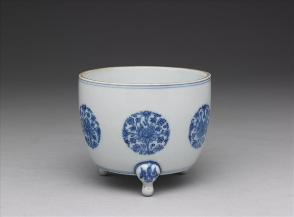 青花團花紋三足爐