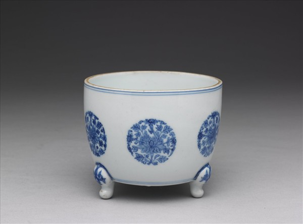 青花團花紋三足爐
