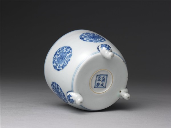 青花團花紋三足爐