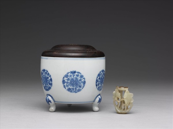 青花團花紋三足爐