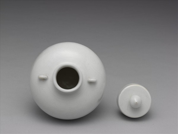 甜白四季花卉紋雙繫蓋罐