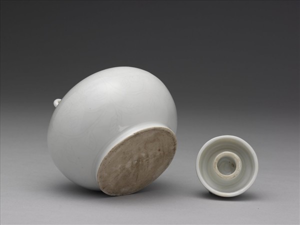 甜白四季花卉紋雙繫蓋罐