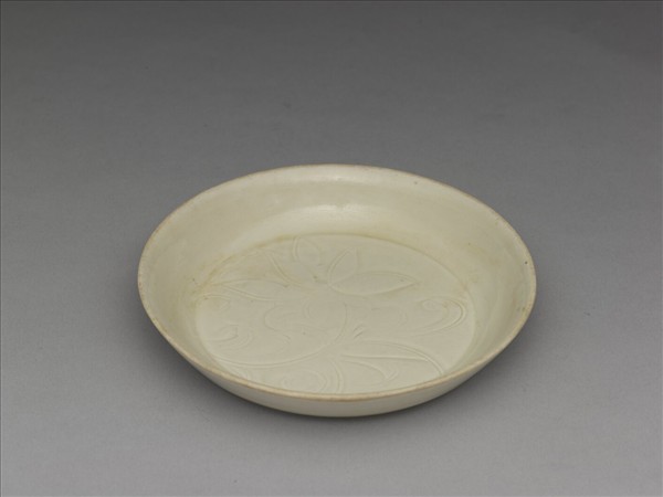 定窯 白瓷劃花蓮花紋碟