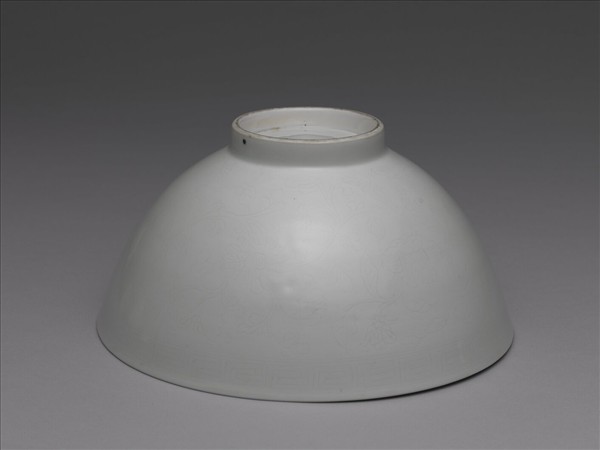 白瓷劃花花卉紋碗