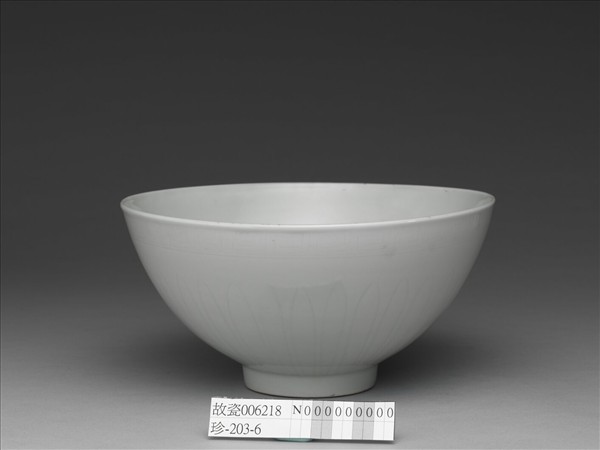 甜白釉四季花卉紋蓮子碗