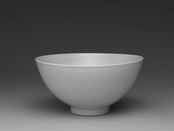 甜白釉四季花卉紋蓮子碗