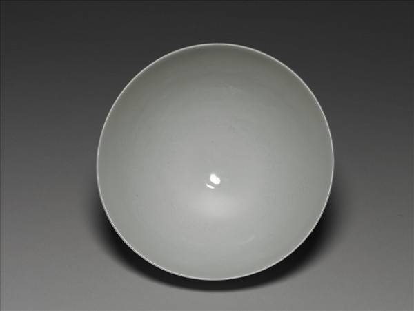 甜白釉四季花卉紋蓮子碗