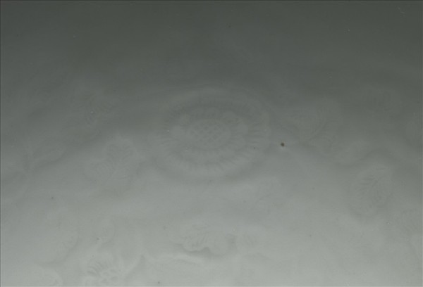 甜白釉四季花卉紋蓮子碗